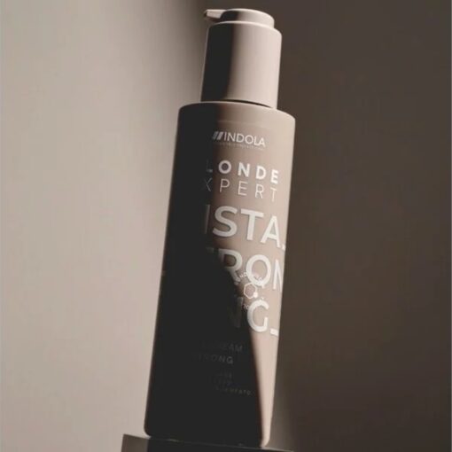 Indola Blonde Expert Insta Strong Leave-In Cream 145ml - Sfeerbeeld 2 Vakkappers