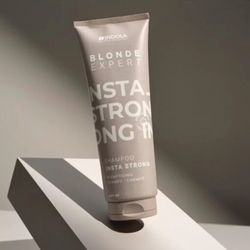 Indola Blonde Expert Insta Strong Shampoo - Sfeerbeeld 2 Vakkappers