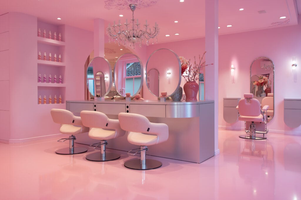 Roze kappersstoelen - Hero Vakkappers